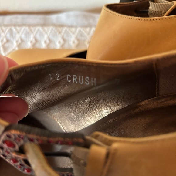 Donald J. Pliner Camel Leather Beweled Buckle Mary Jane Heels Size 7. 3 1/4” - Picture 5 of 9